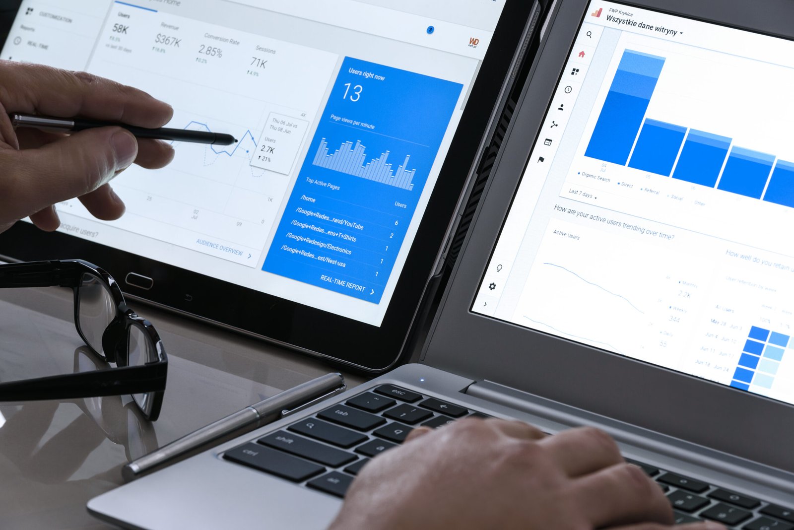 Análisis de tráfico web y SEO moderno en pantalla táctil